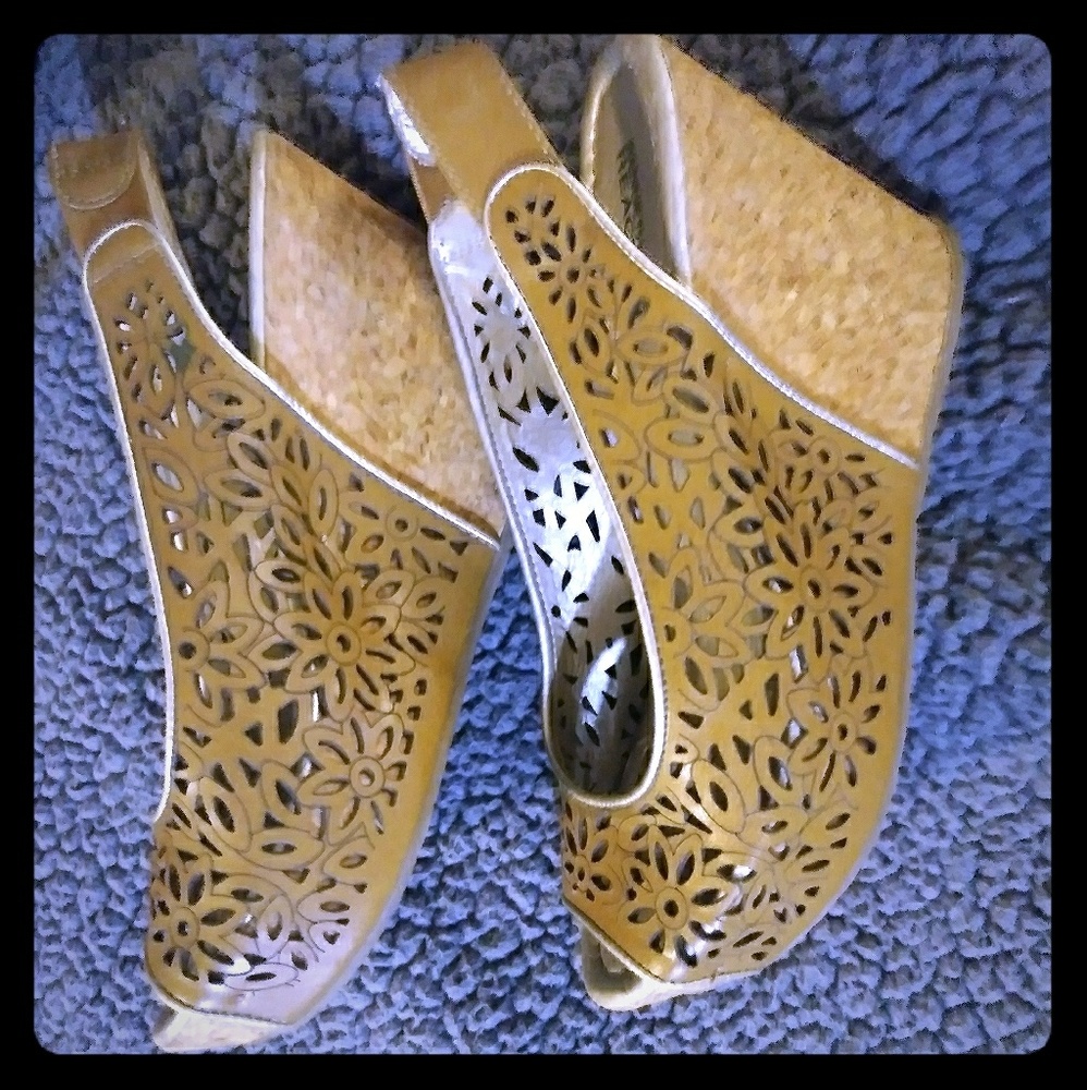 Kenneth Cole Reaction cork wedge heels